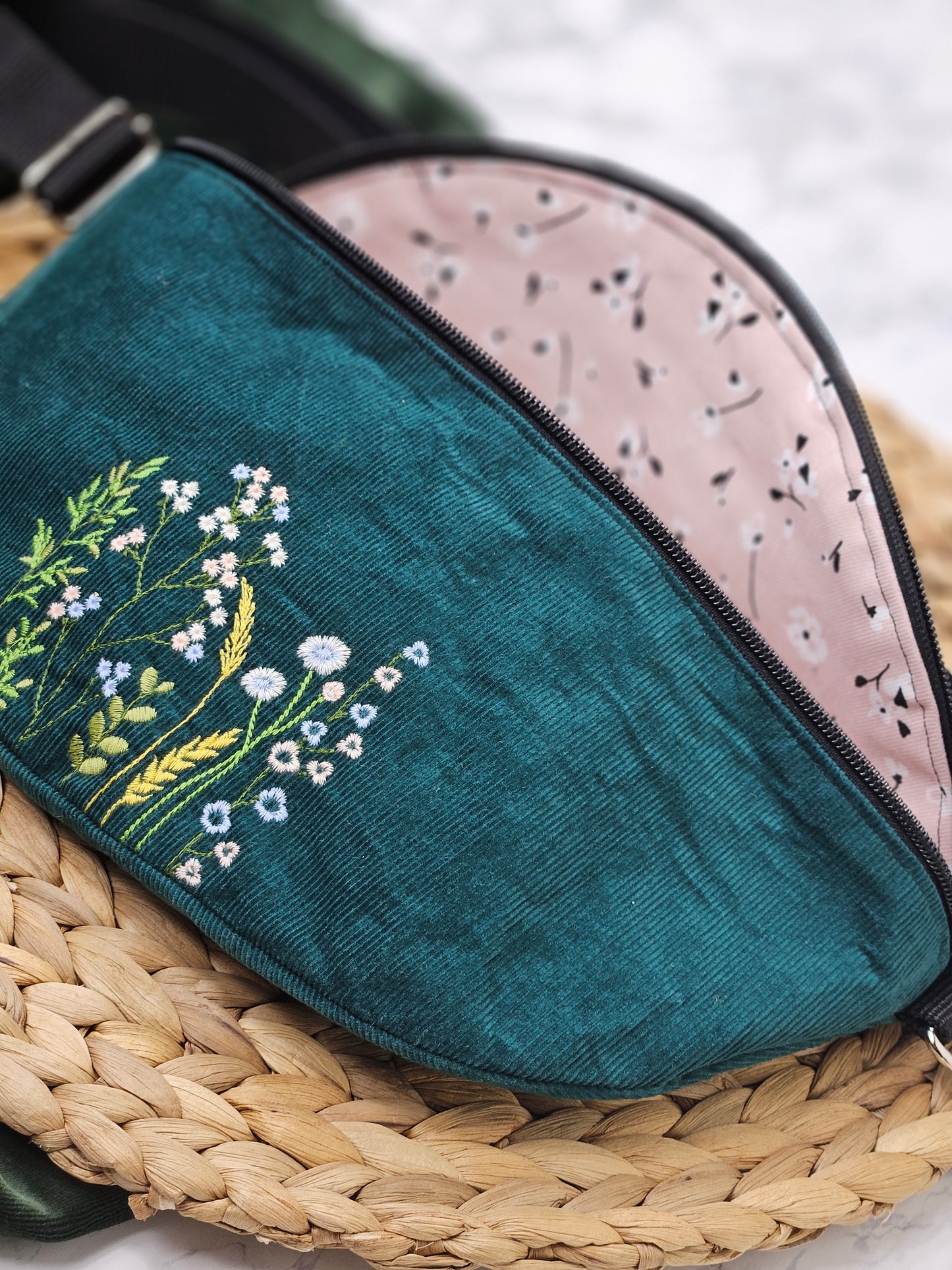 Gürteltasche petrol mit Wildblumenmotiv