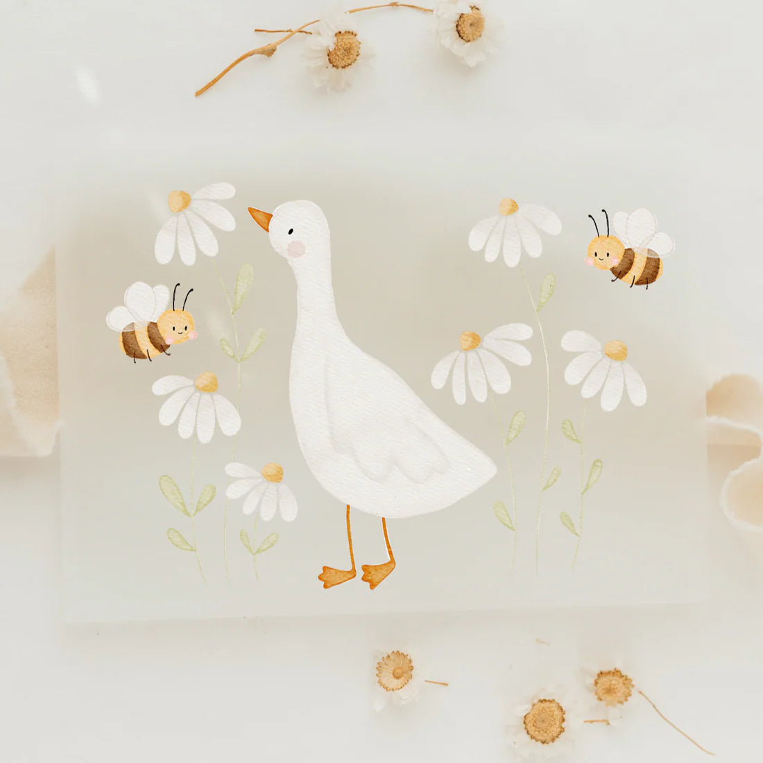 Ein niedliches Motiv zum aufbügeln, eine Gans mit Gänseblümchen und Bienchen, für Kinderkleidung zum dekorieren