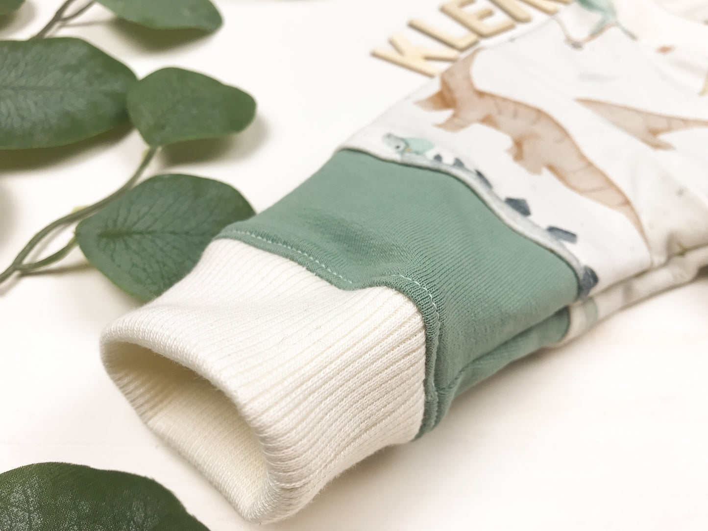 Kinderpullover mit Dinosauriermotiv