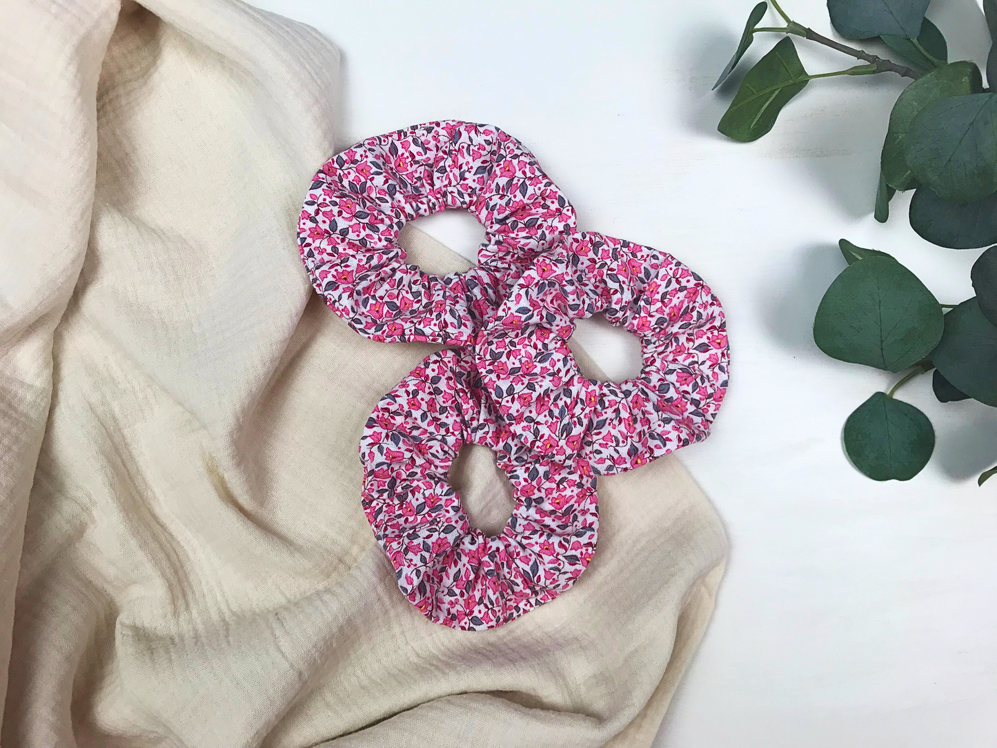 Scrunchie mit pinkem Blumendruck | Haargummi | Haararccessoire