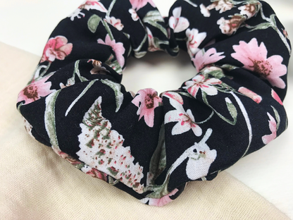Scrunchie mit Blumendruck | Haaraccessoires für Mädchen und Damen | Blumenscrunchie | Haargummi | Haarband