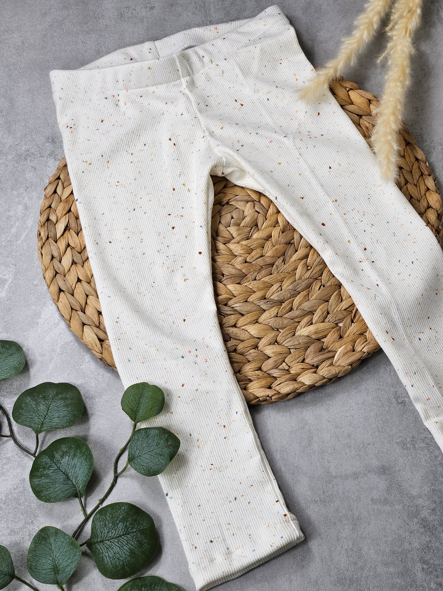 Helle Kinderleggings mit bunten Pünktchen