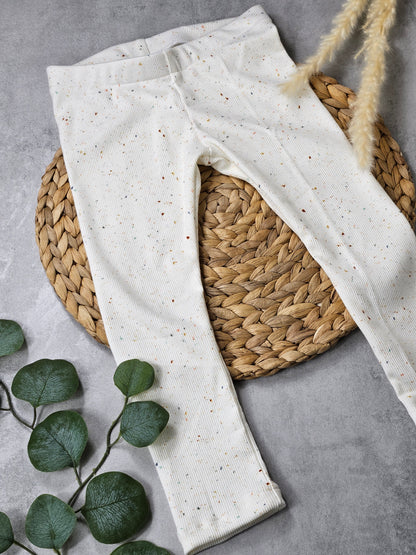 Helle Kinderleggings mit bunten Pünktchen
