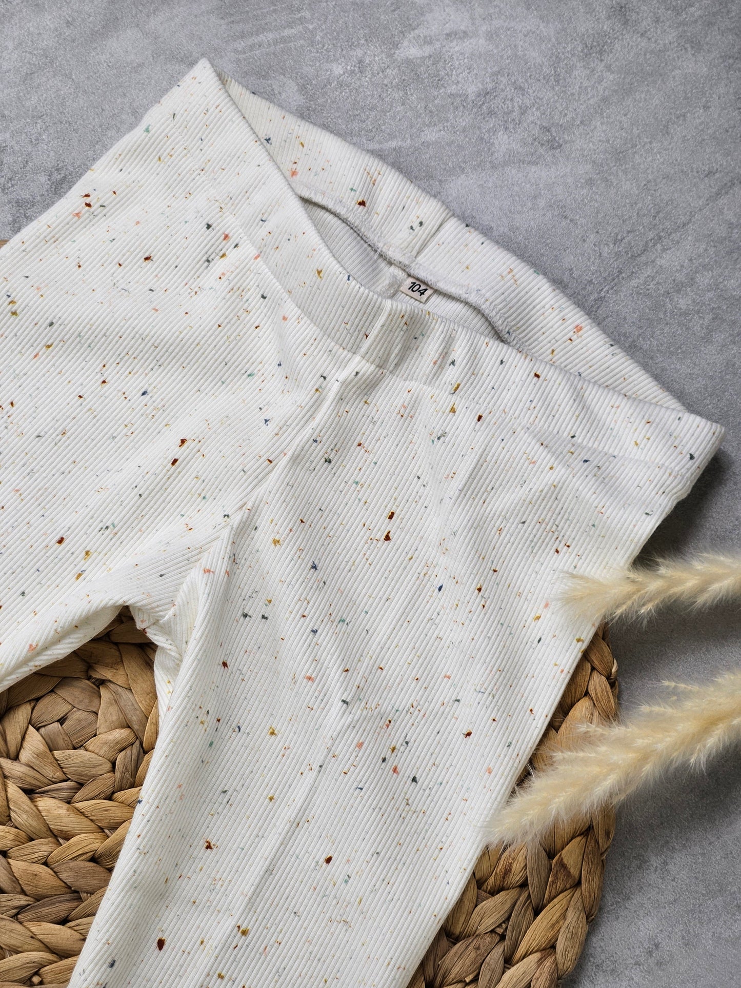 Helle Kinderleggings mit bunten Pünktchen