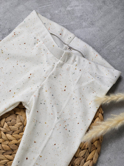 Helle Kinderleggings mit bunten Pünktchen