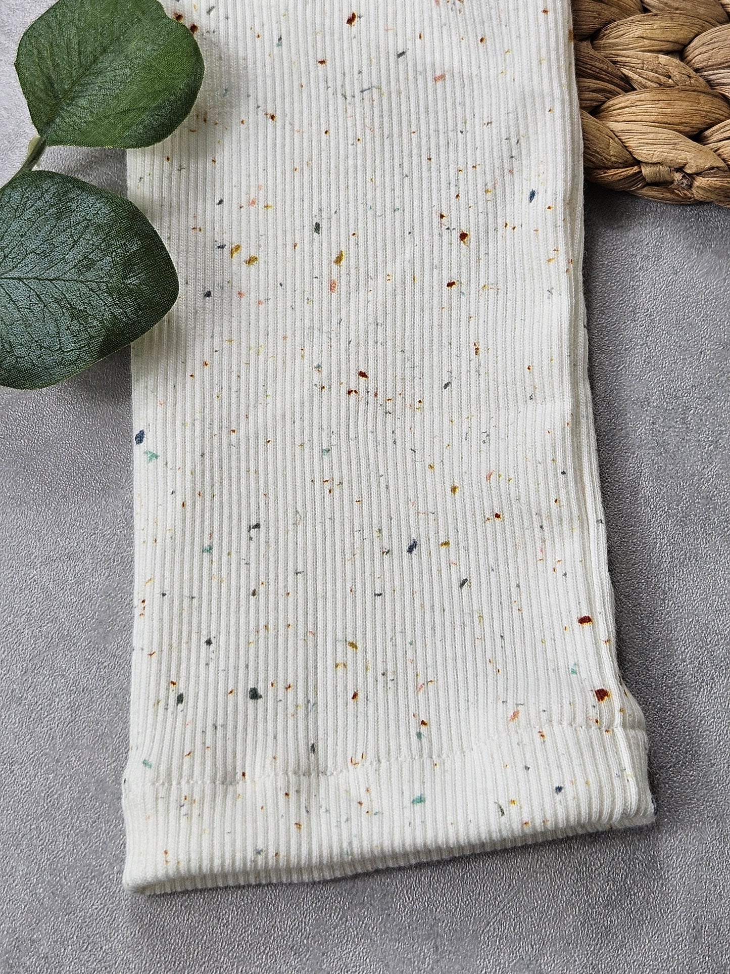 Helle Kinderleggings mit bunten Pünktchen