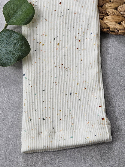 Helle Kinderleggings mit bunten Pünktchen