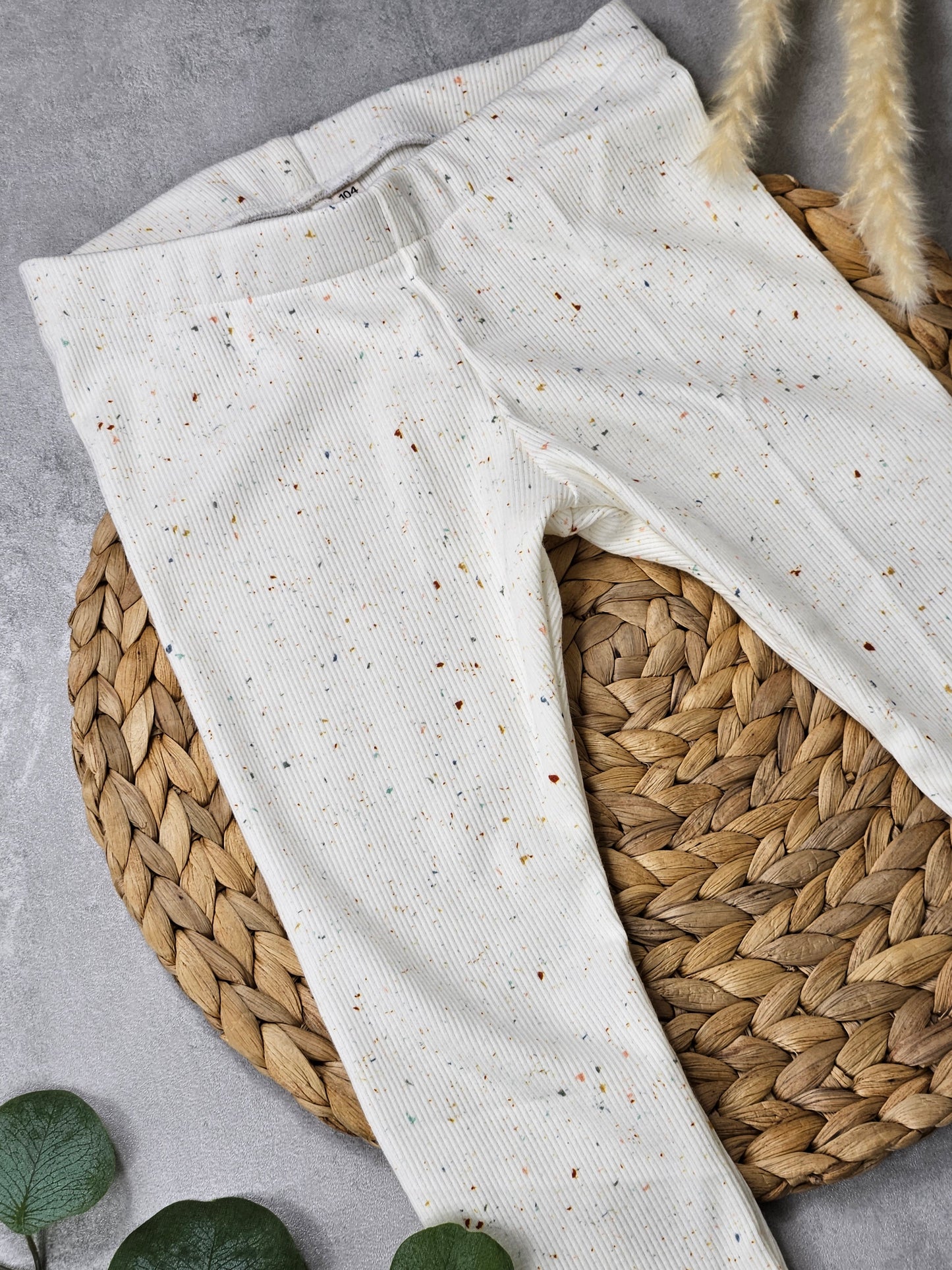 Helle Kinderleggings mit bunten Pünktchen