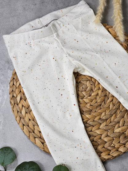 Helle Kinderleggings mit bunten Pünktchen
