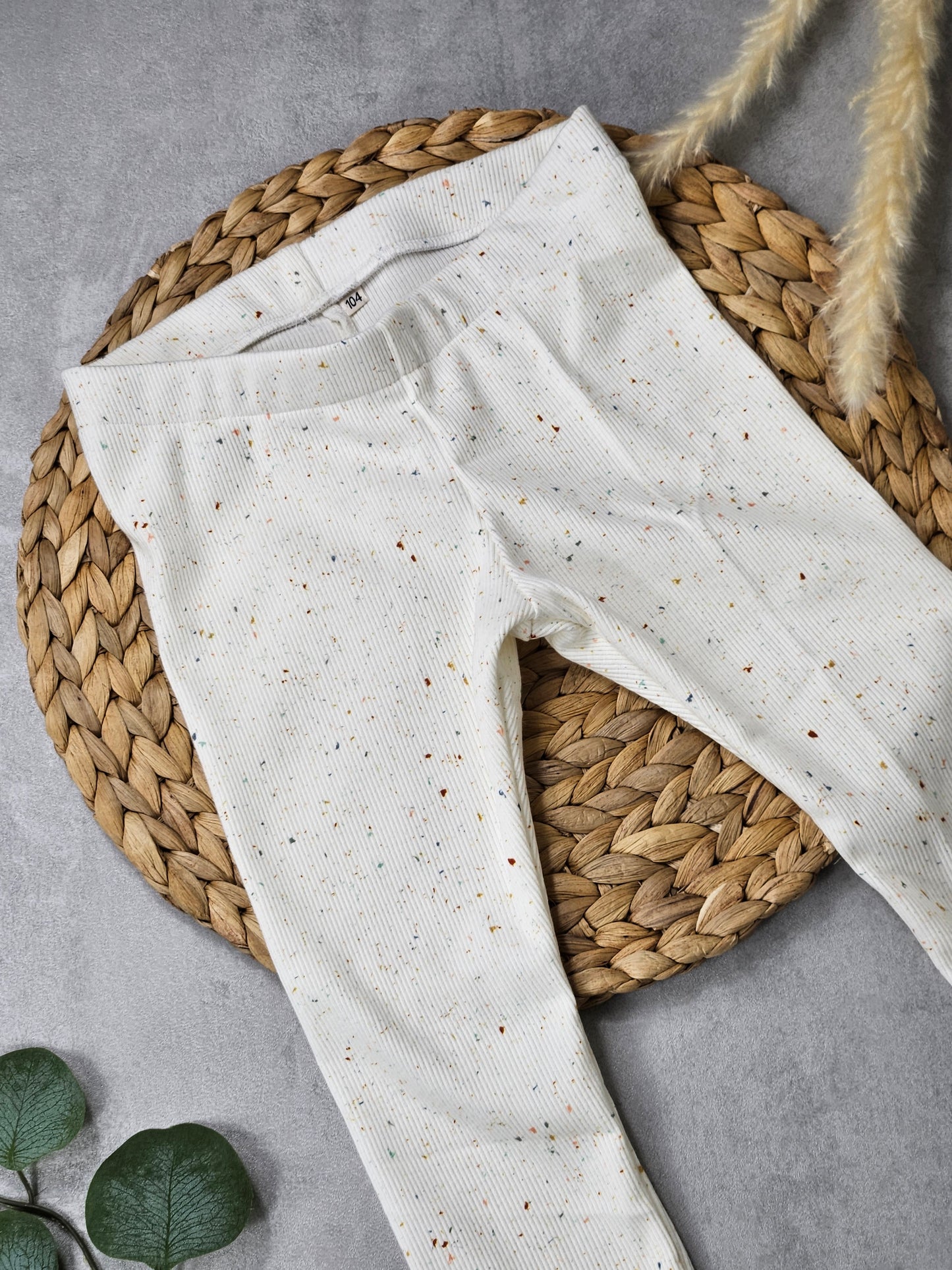 Helle Kinderleggings mit bunten Pünktchen