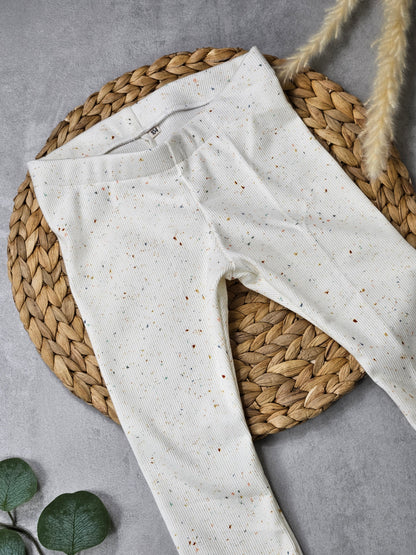 Helle Kinderleggings mit bunten Pünktchen