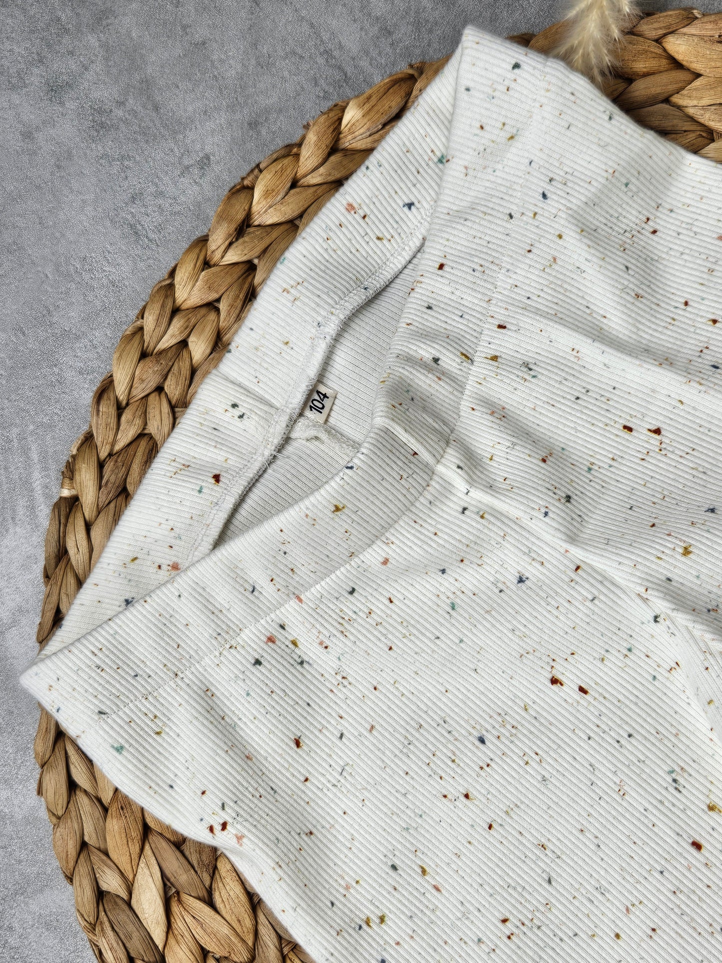 Helle Kinderleggings mit bunten Pünktchen
