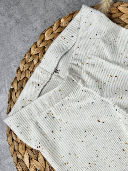 Helle Kinderleggings mit bunten Pünktchen