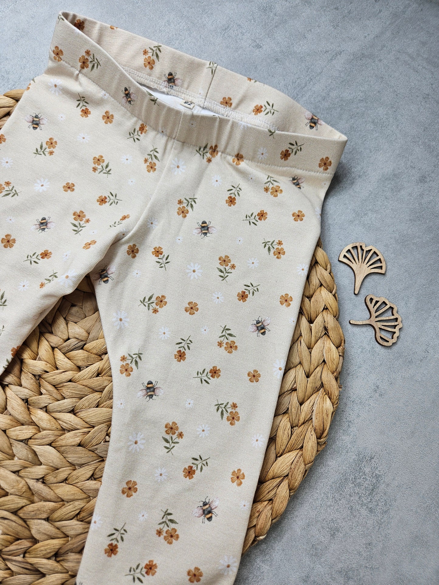 Baby- und Kleinkindleggings mit sommerlichem Blumenmotiv