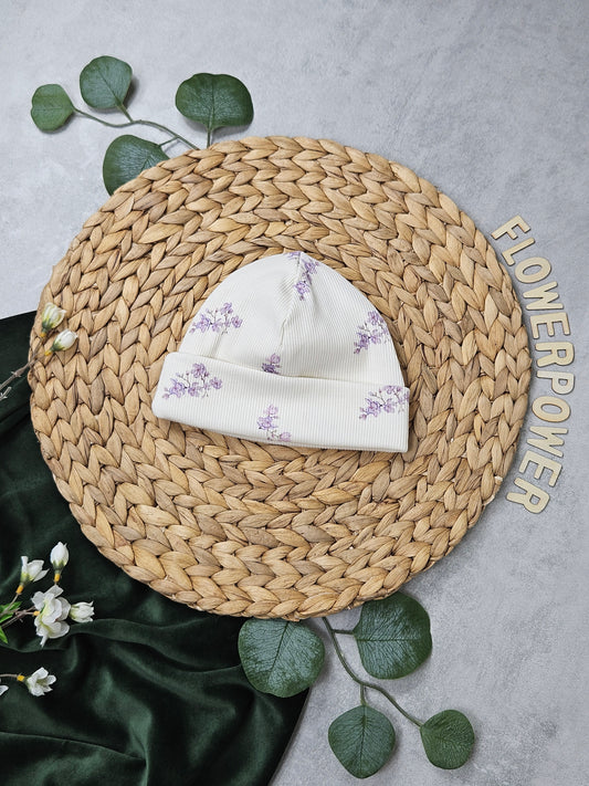 Babymütze mit Blumenmotiv