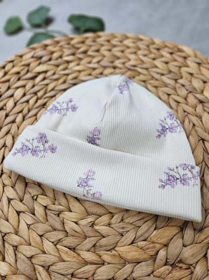 Babymütze mit Blumenmotiv