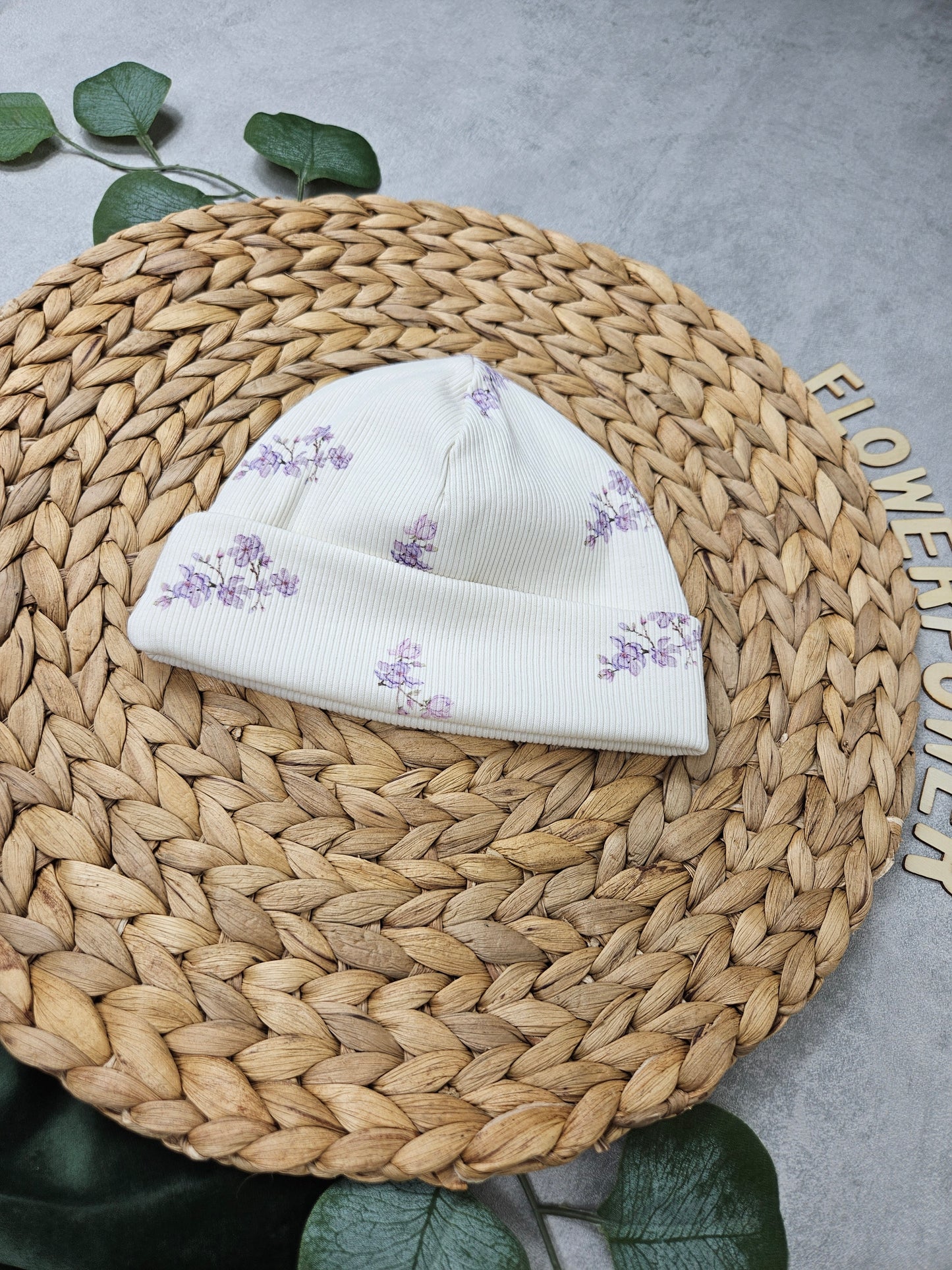 Babymütze mit Blumenmotiv