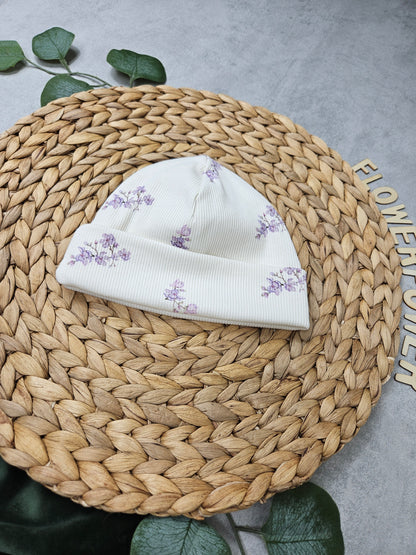 Babymütze mit Blumenmotiv