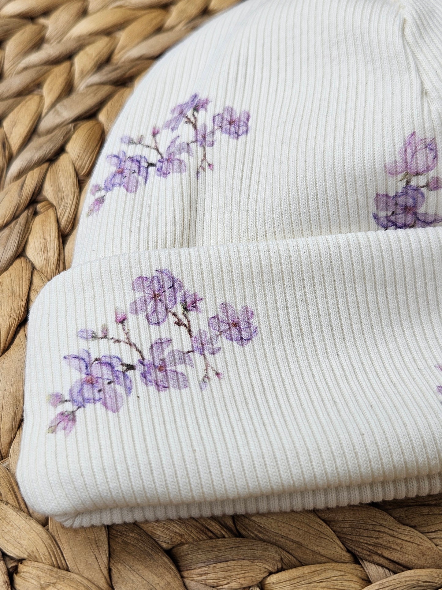 Babymütze mit Blumenmotiv