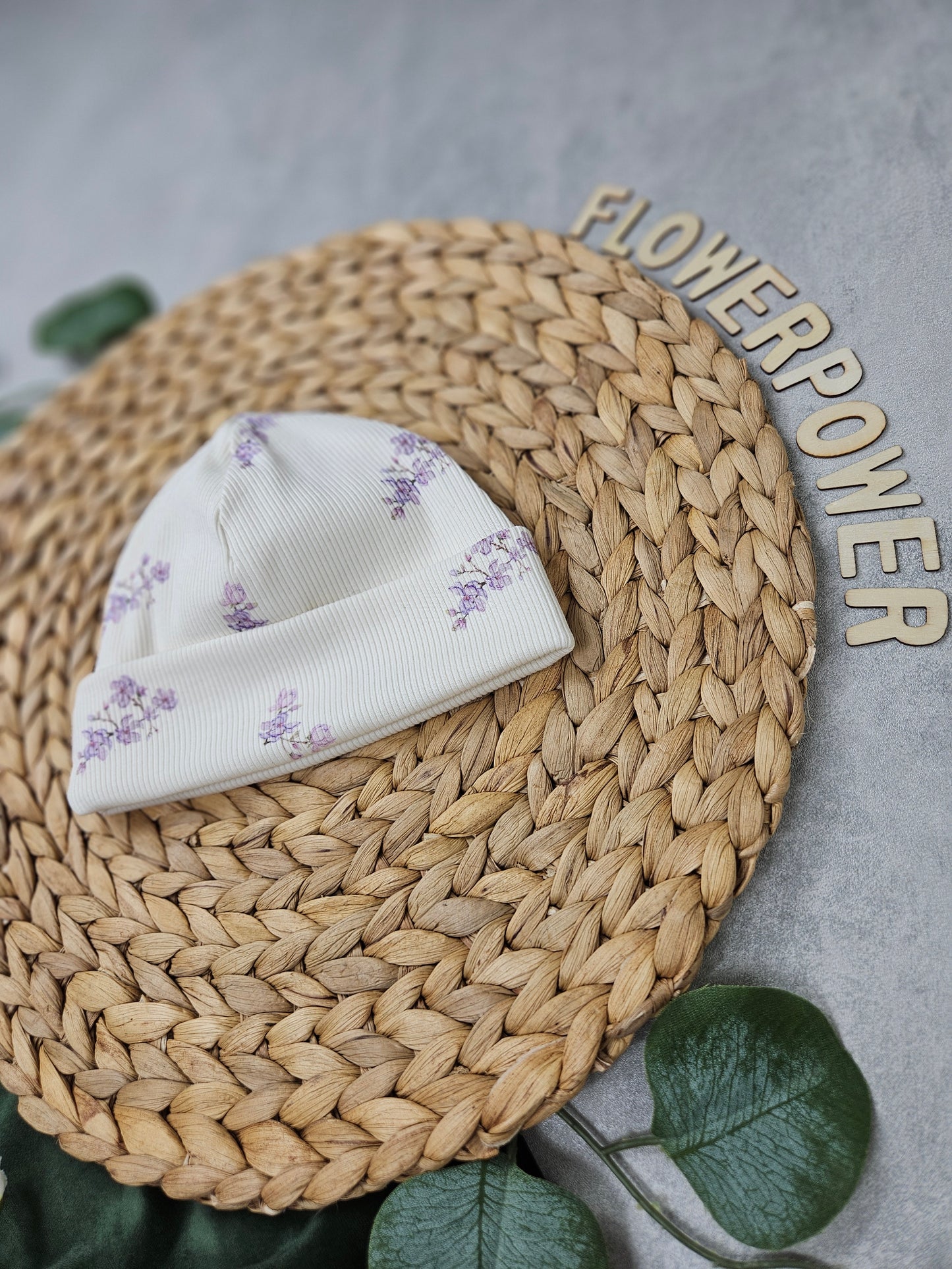 Babymütze mit Blumenmotiv