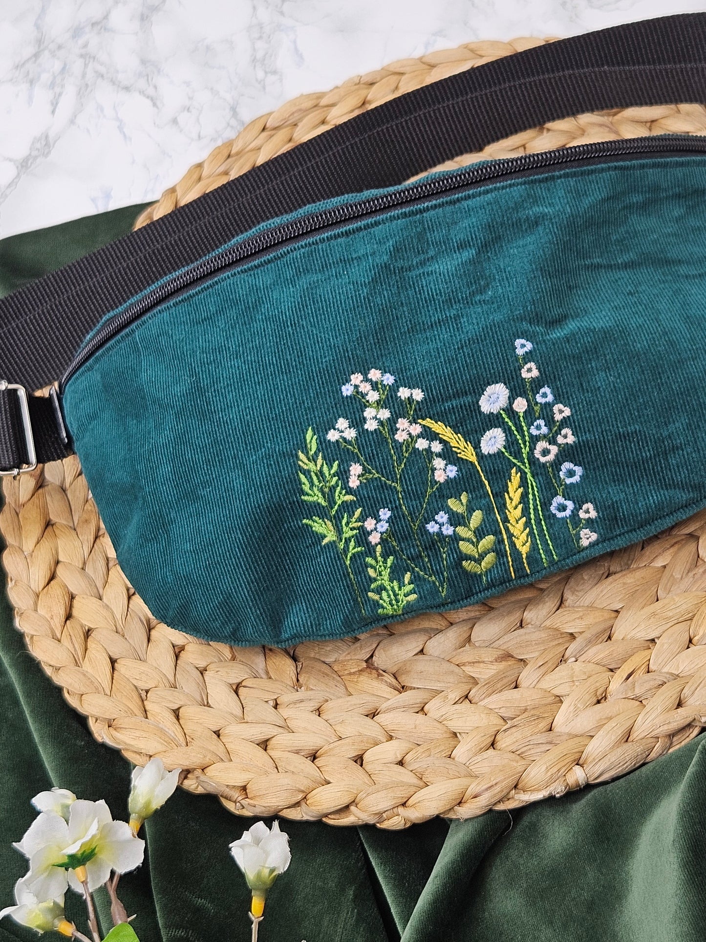 Gürteltasche petrol mit Wildblumenmotiv