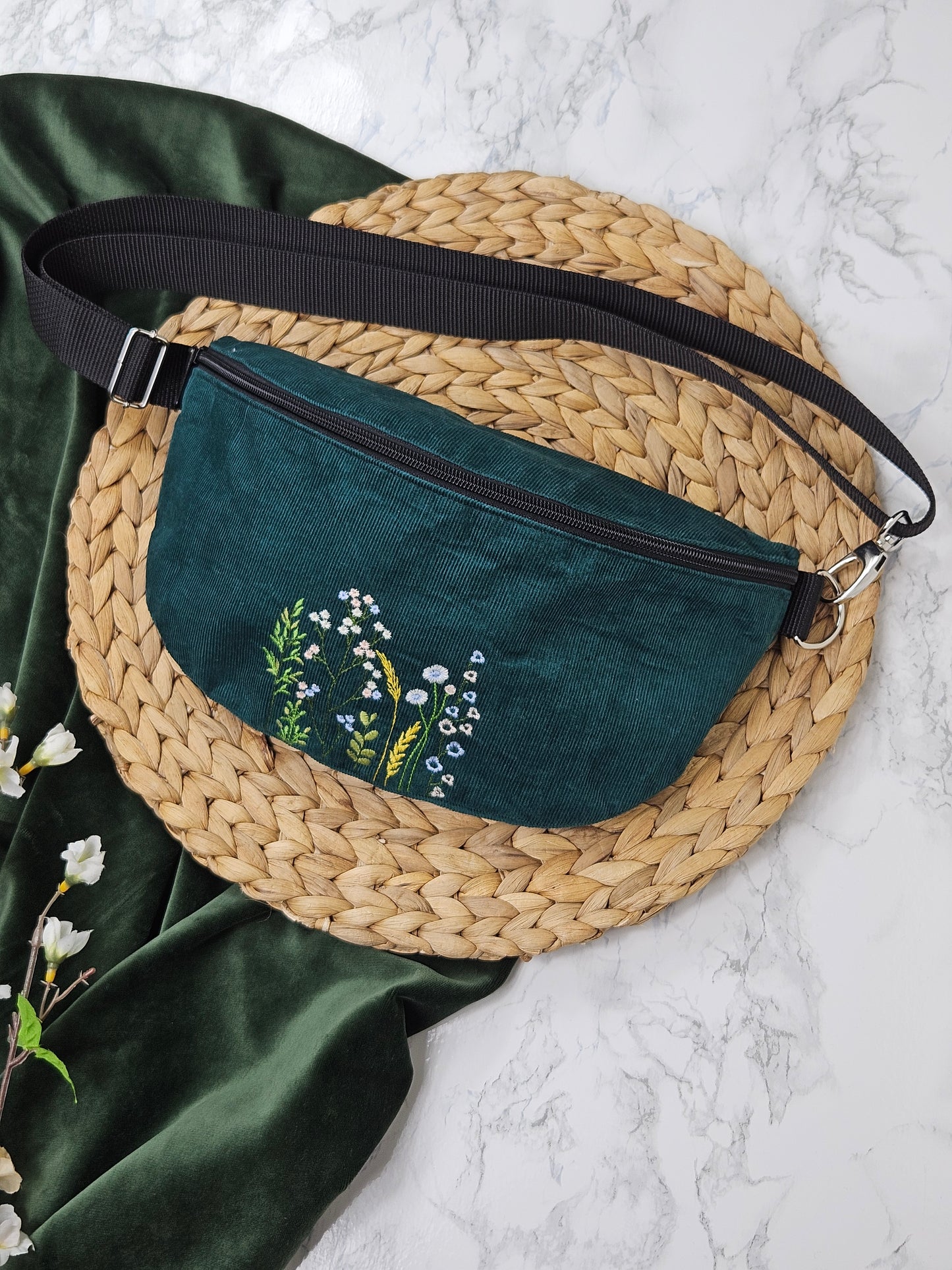 Gürteltasche petrol mit Wildblumenmotiv