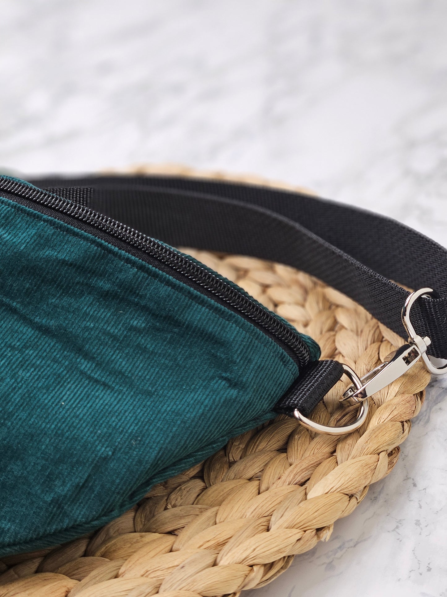 Gürteltasche petrol mit Wildblumenmotiv