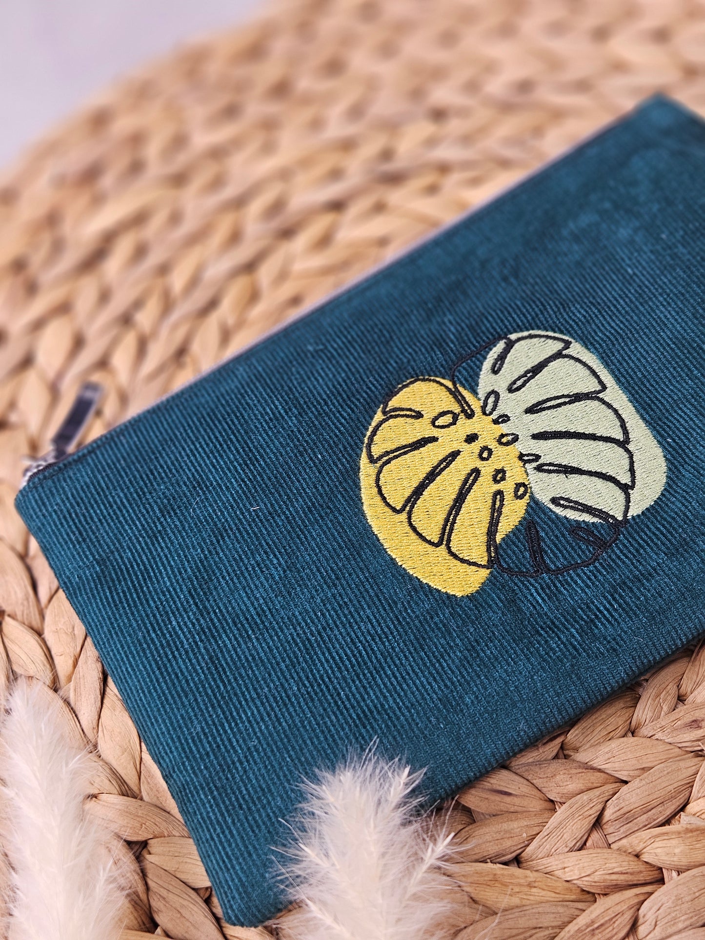 Kosmetiktasche Feincord mit Monsterastickerei