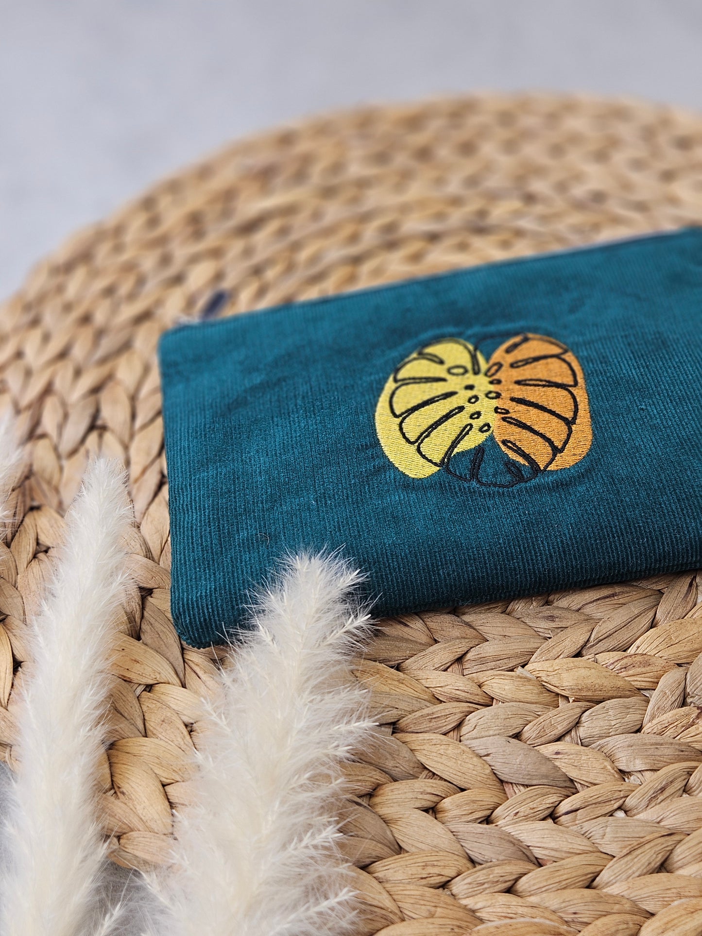 Kosmetiktasche Feincord mit Monsterastickerei