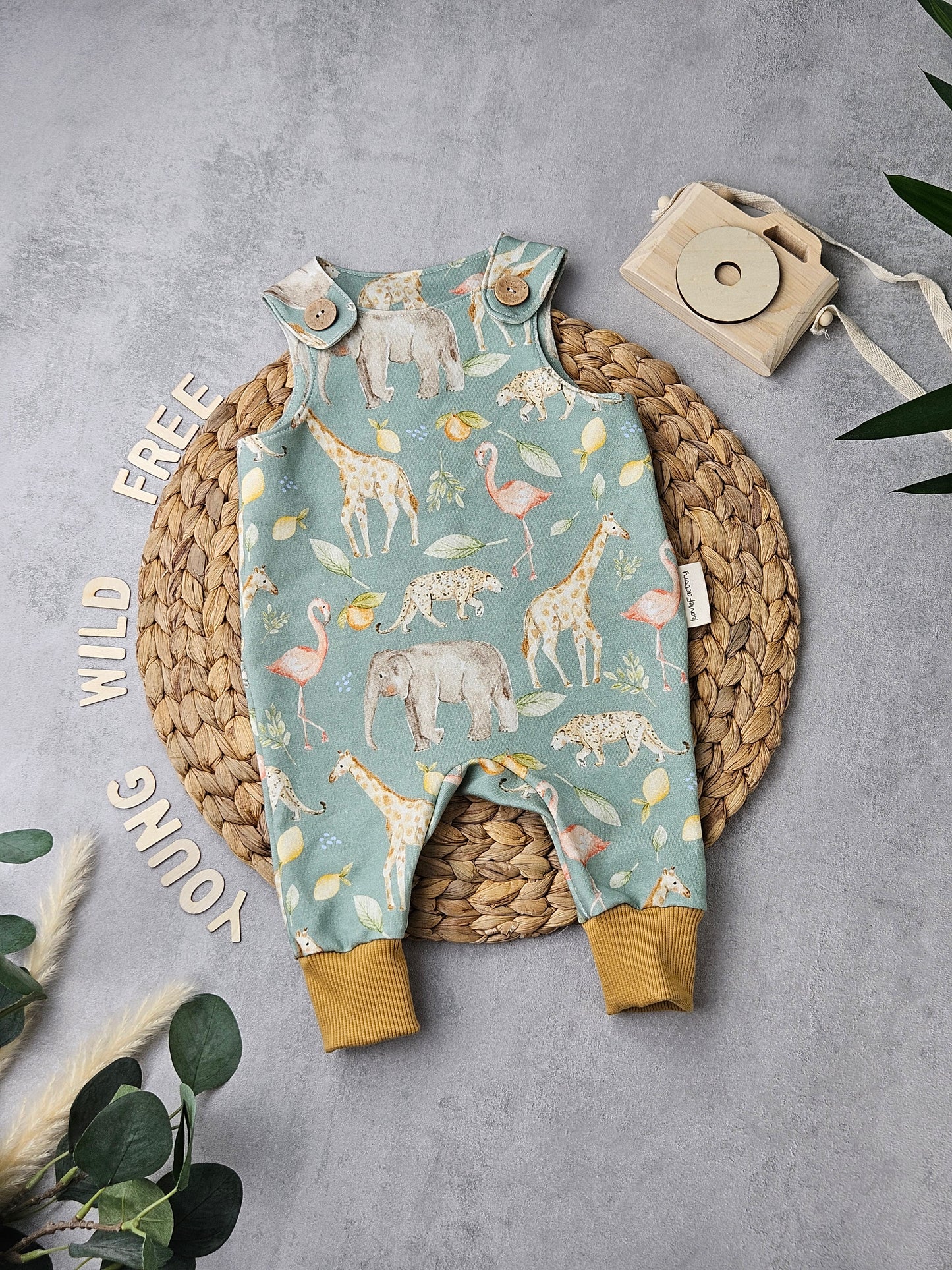 Strampler mit Safarimotiv