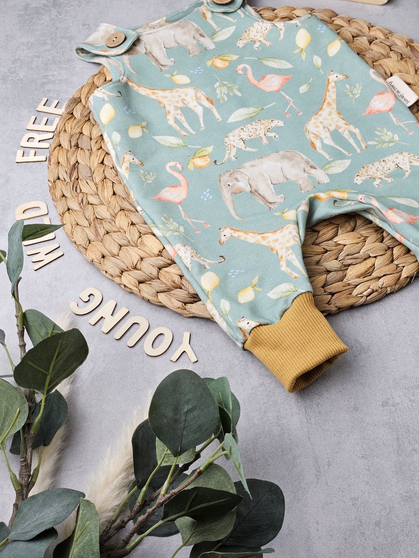 Strampler mit Safarimotiv