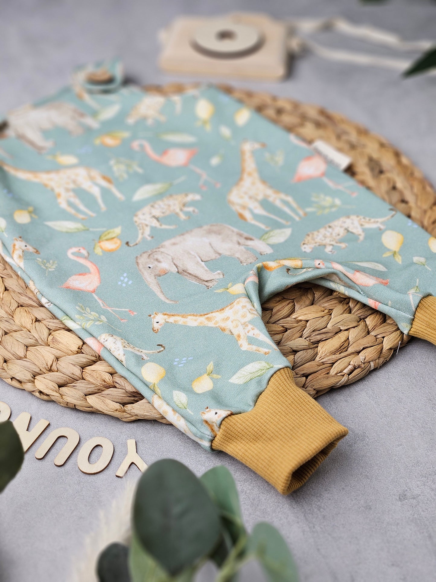 Strampler mit Safarimotiv