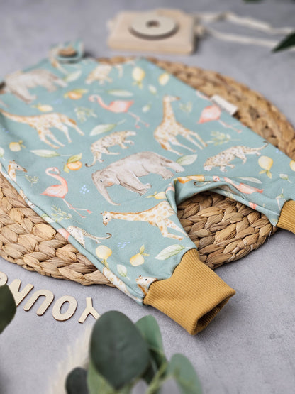 Strampler mit Safarimotiv