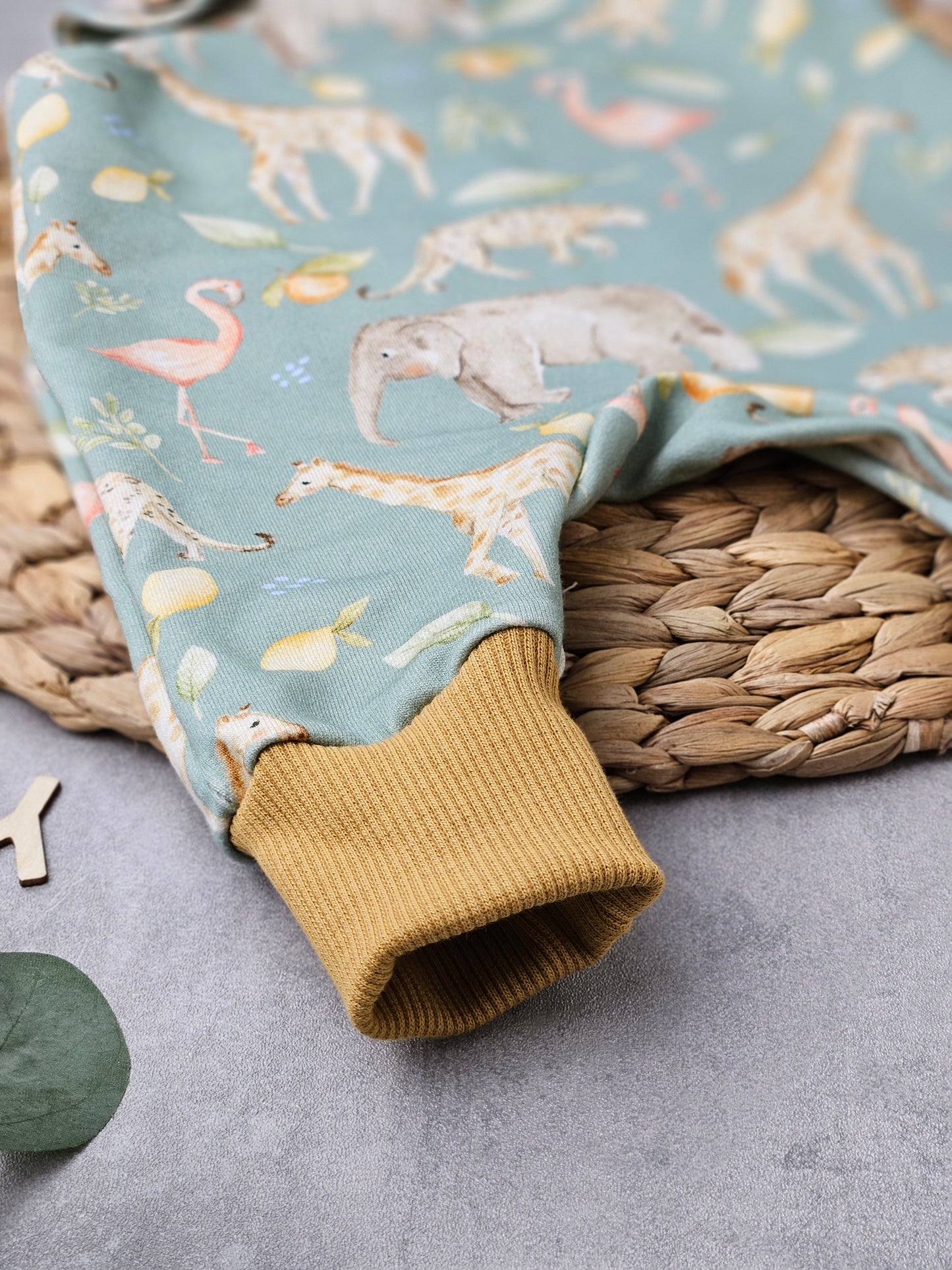 Strampler mit Safarimotiv