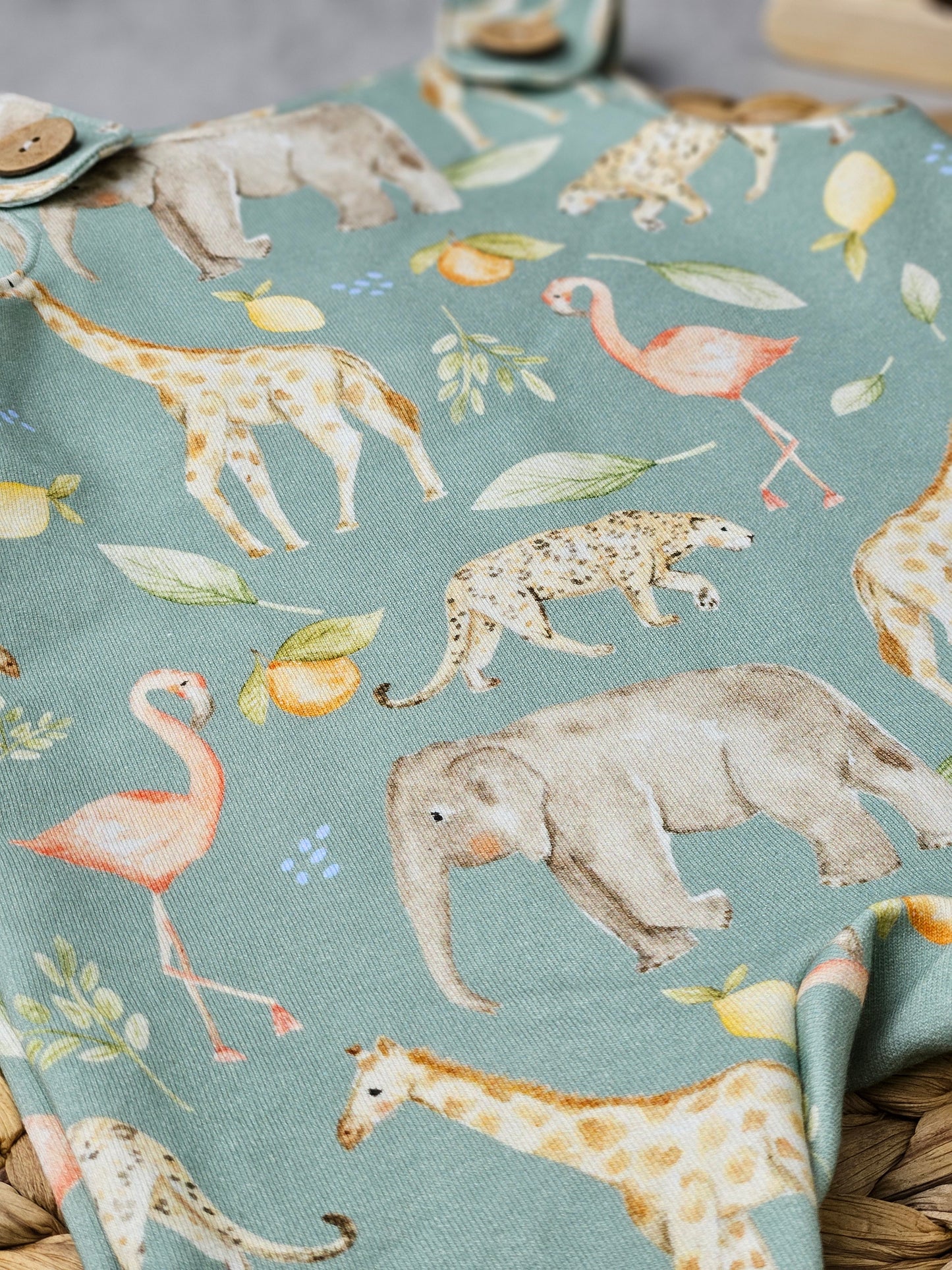 Strampler mit Safarimotiv