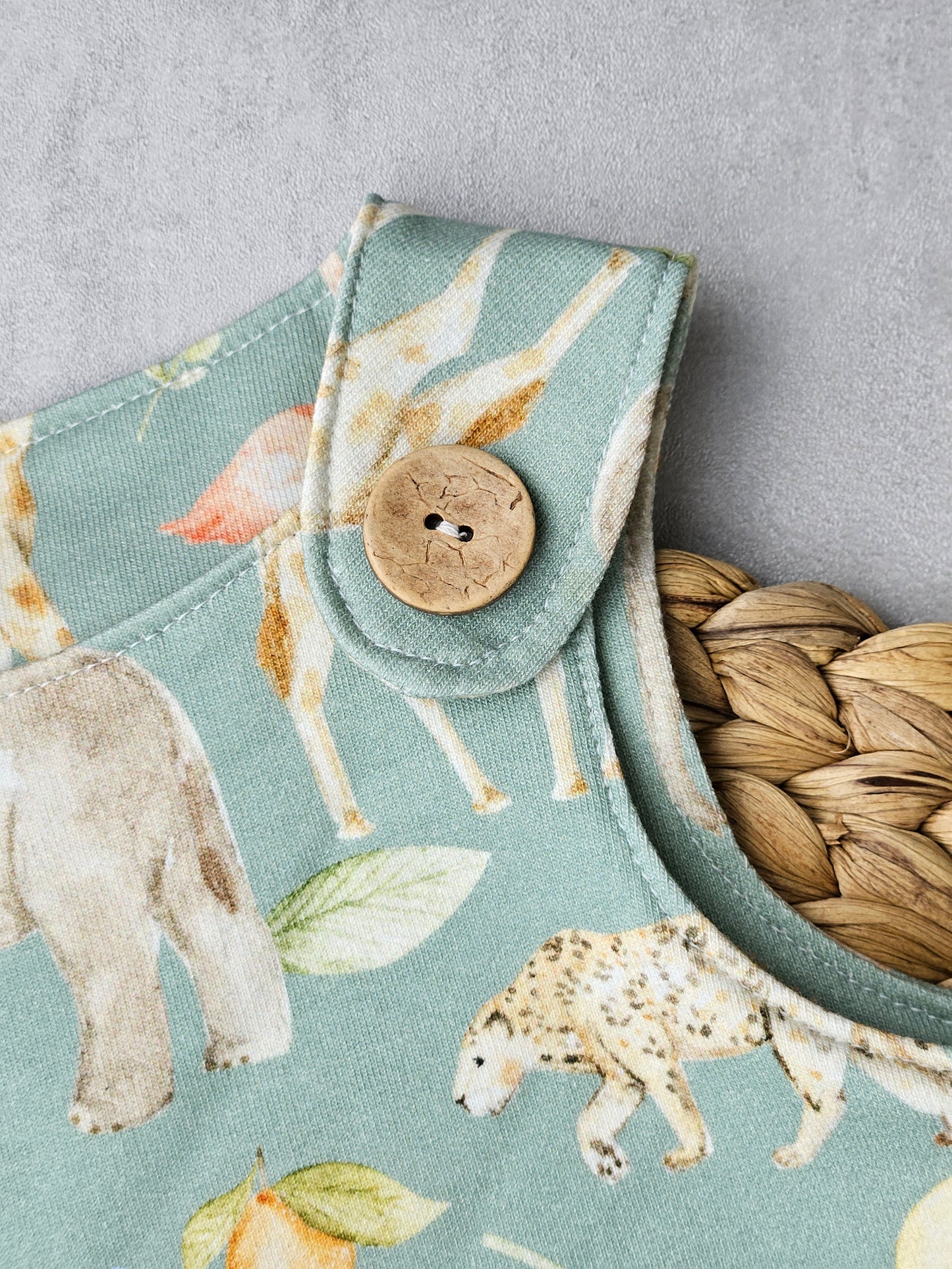 Strampler mit Safarimotiv