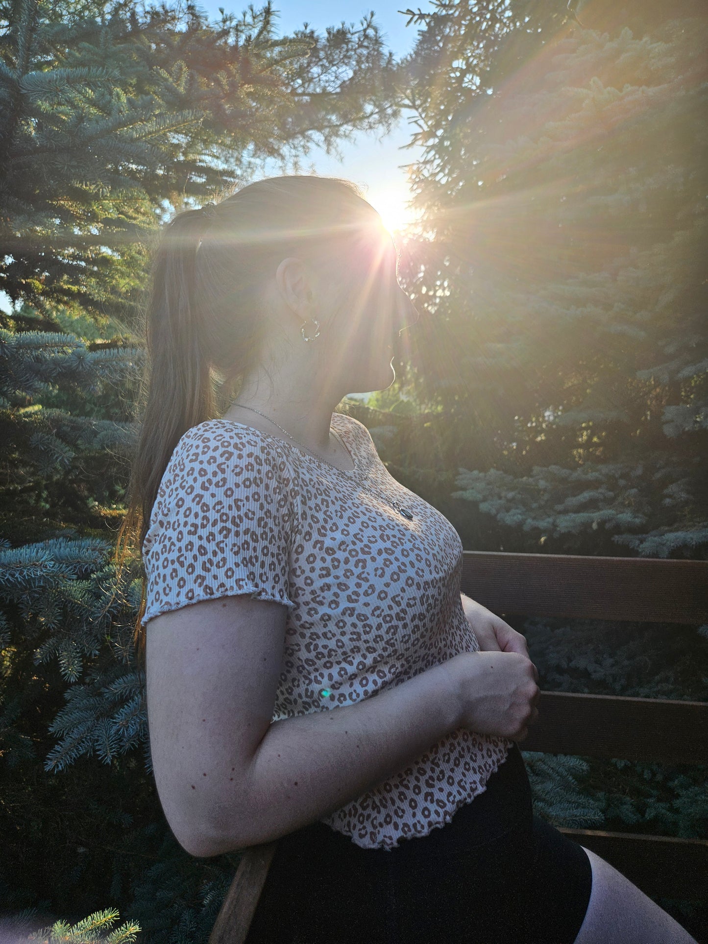 Kurzgeschnittenes Shirt mit Leomuster