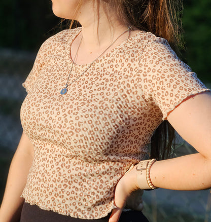 Kurzgeschnittenes Shirt mit Leomuster