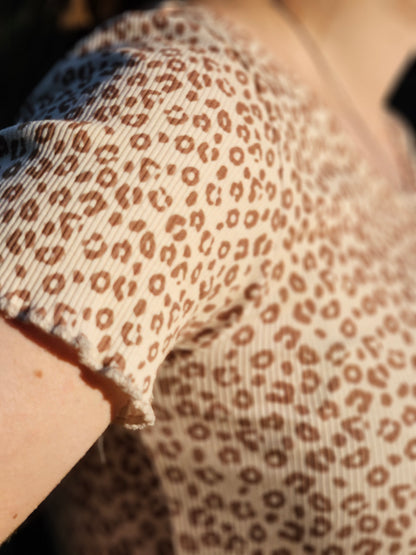 Kurzgeschnittenes Shirt mit Leomuster