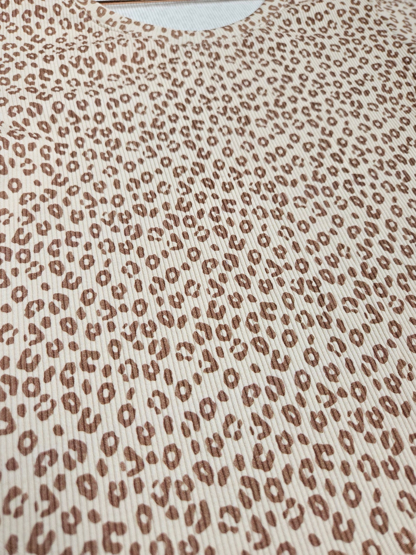 Kurzgeschnittenes Shirt mit Leomuster