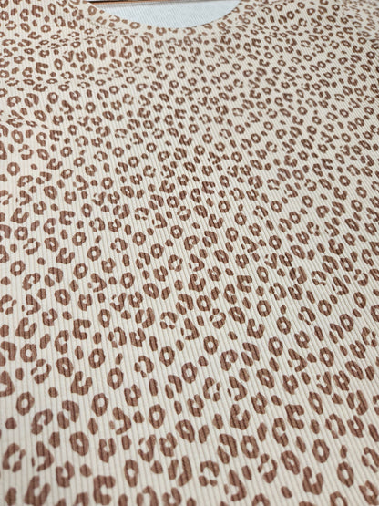 Kurzgeschnittenes Shirt mit Leomuster