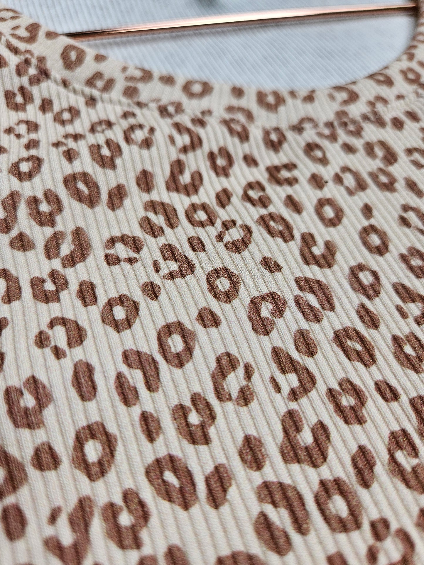 Kurzgeschnittenes Shirt mit Leomuster