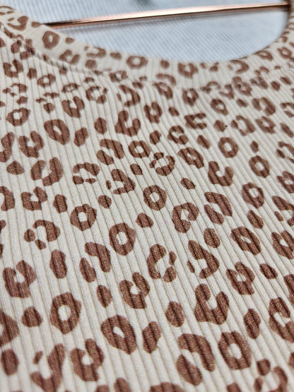 Kurzgeschnittenes Shirt mit Leomuster