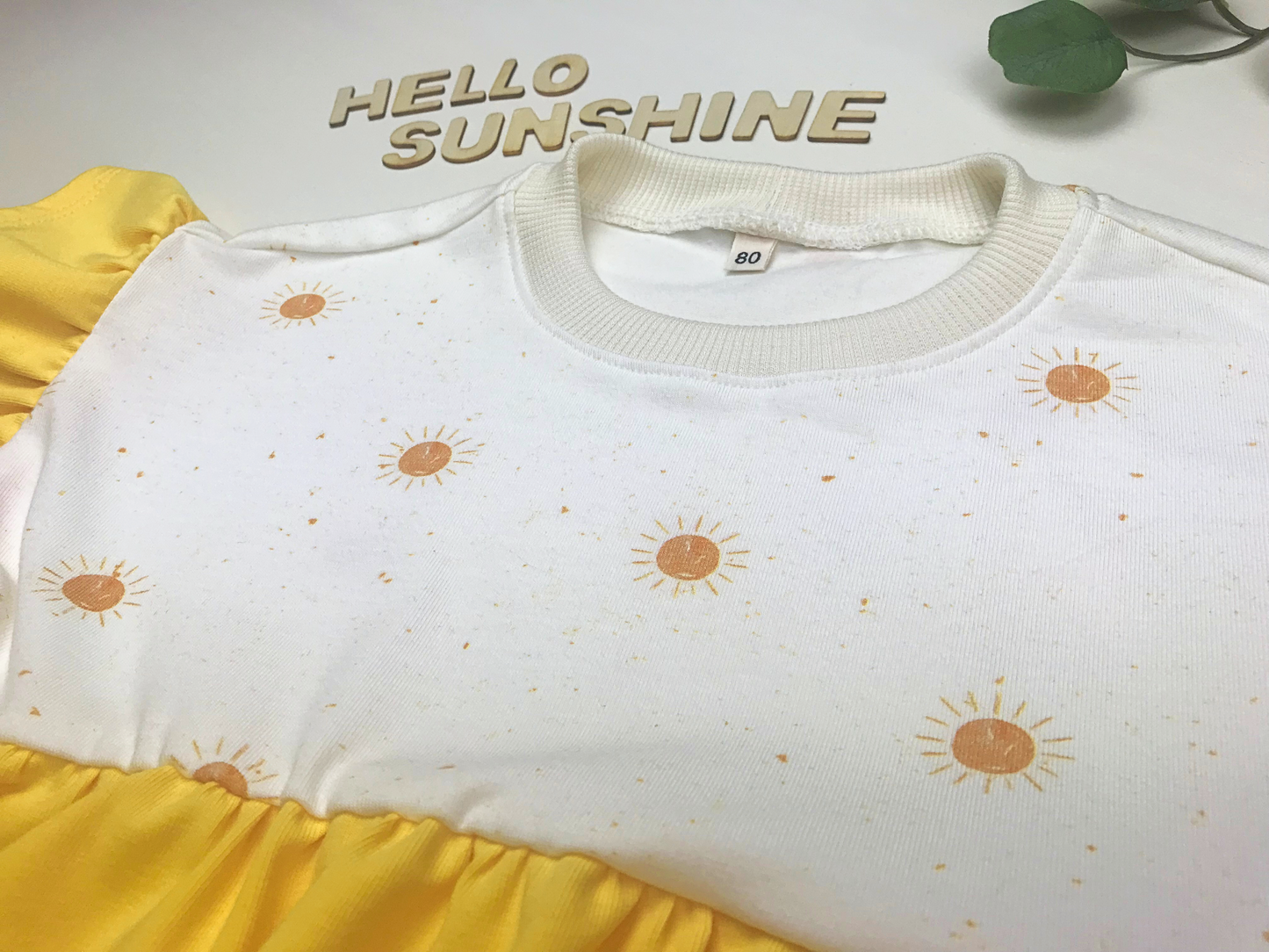 Girlyshirt mit Sonnen und gelben Rüschenärmeln