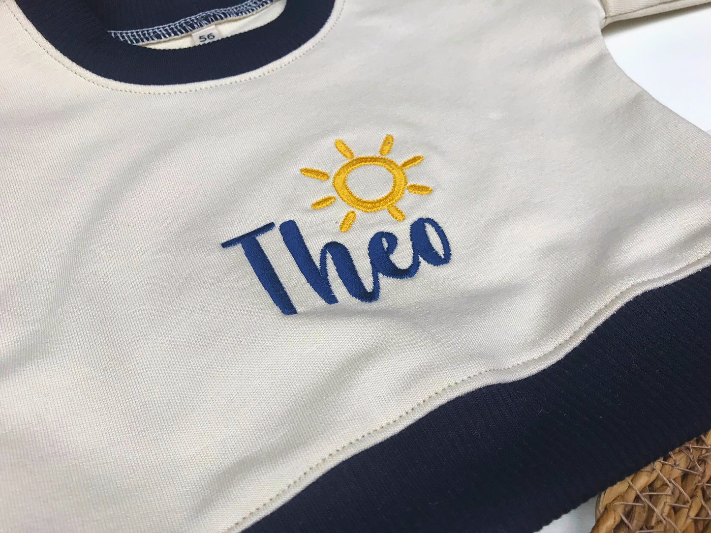 Personalisierbarer Babypullover mit Sonnenmotiv