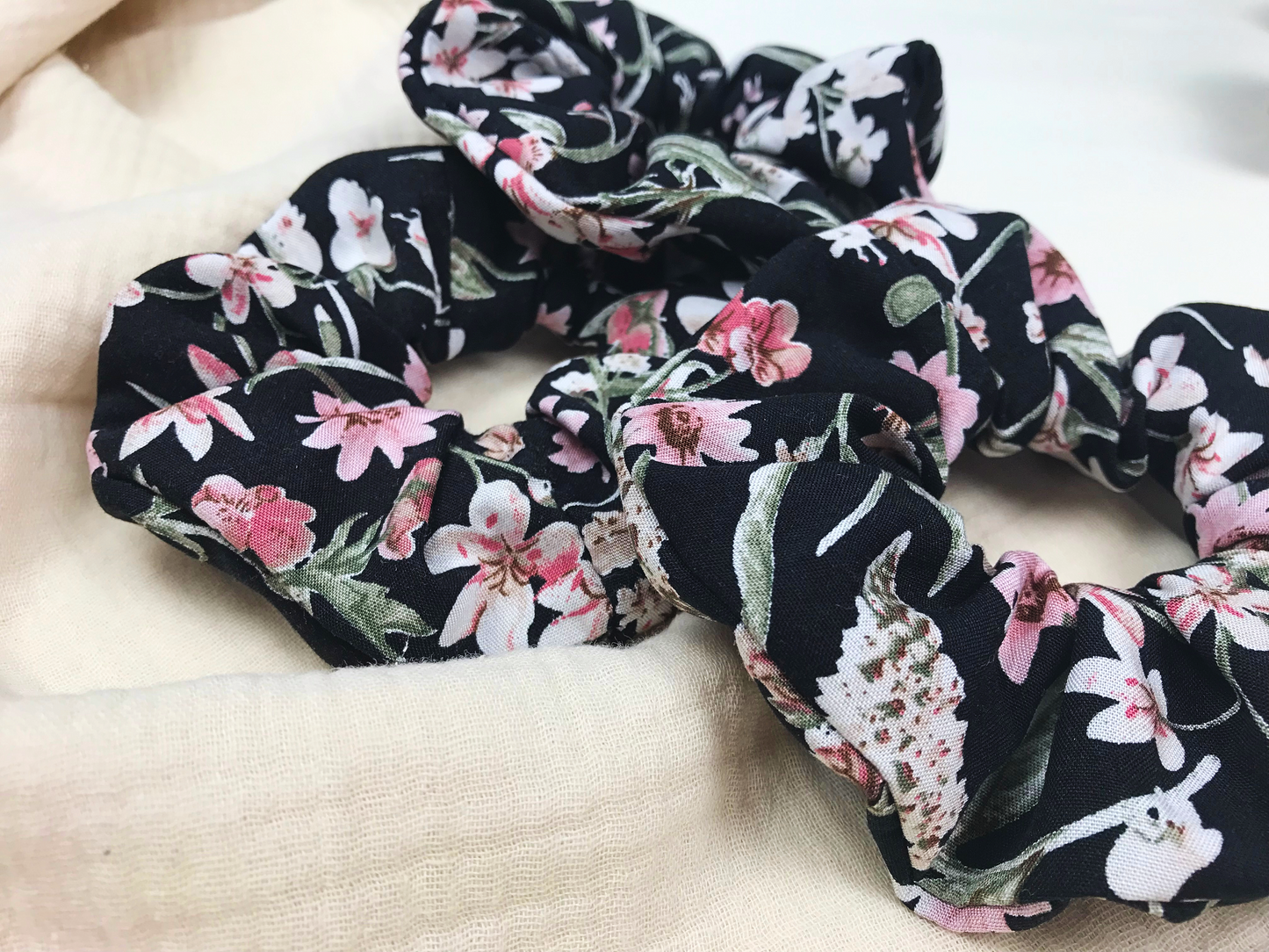 Scrunchie mit Blumendruck | Haaraccessoires für Mädchen und Damen | Blumenscrunchie | Haargummi | Haarband