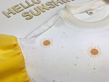 Girlyshirt mit Sonnen und gelben Rüschenärmeln