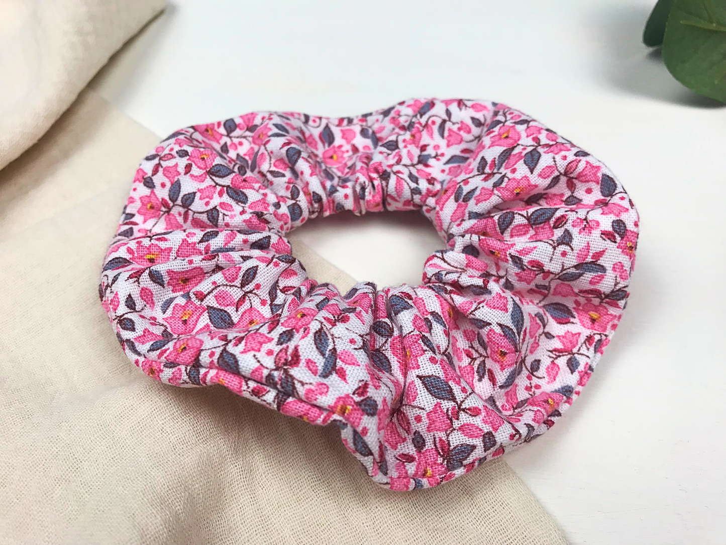 Scrunchie mit pinkem Blumendruck | Haargummi | Haararccessoire