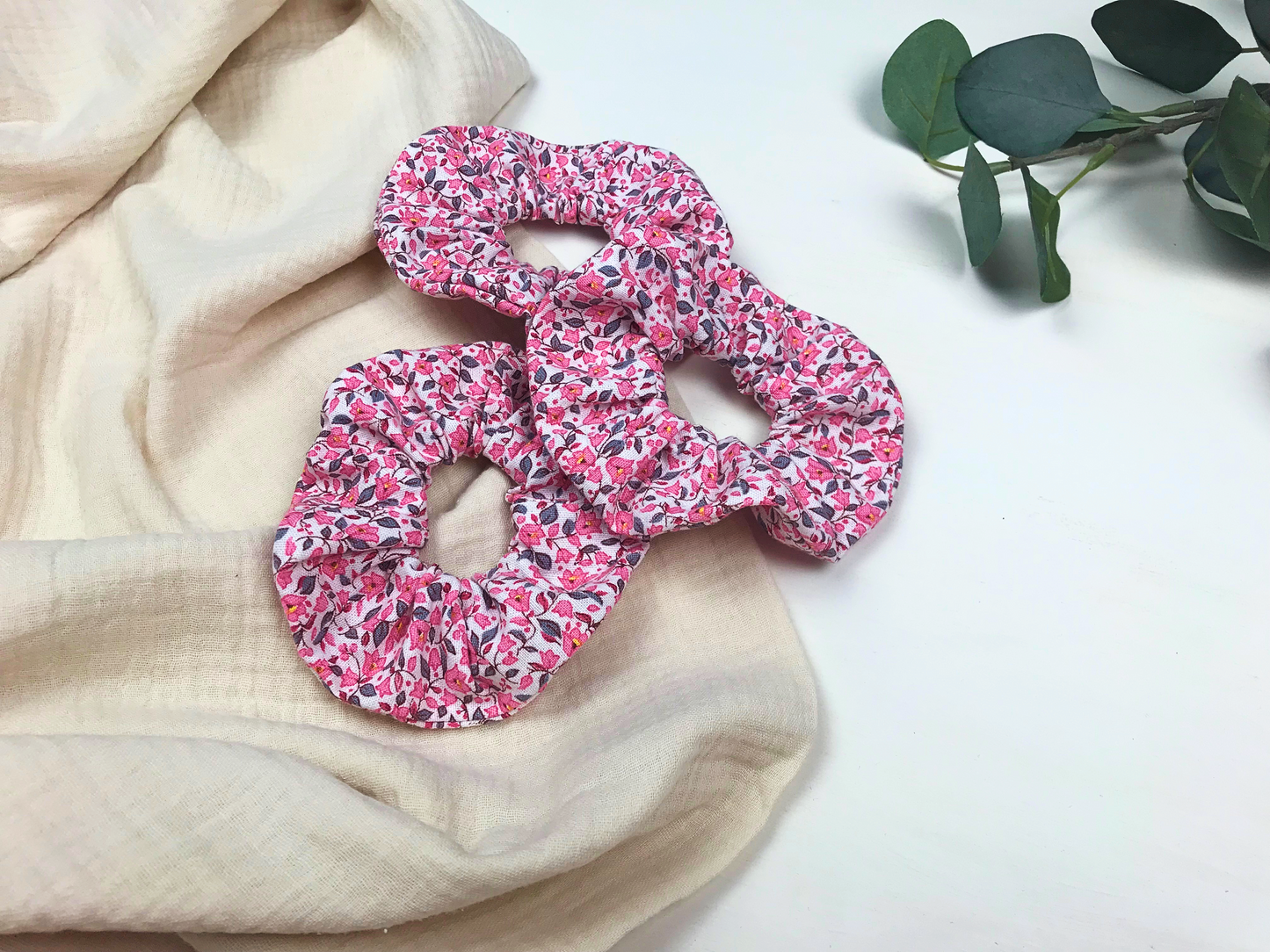 Scrunchie mit pinkem Blumendruck | Haargummi | Haararccessoire