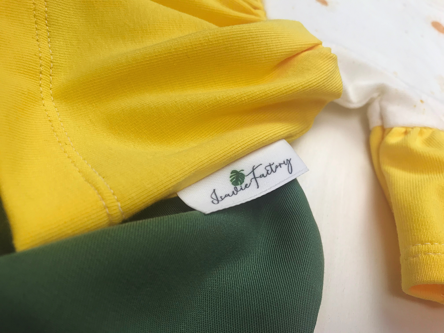 Girlyshirt mit Sonnen und gelben Rüschenärmeln